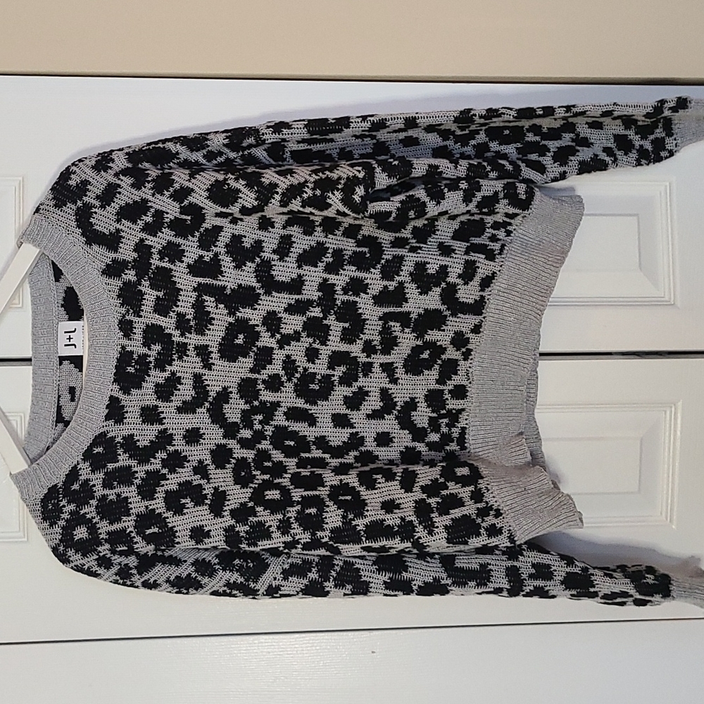 J+L John + Jenn crop leopard print sweater